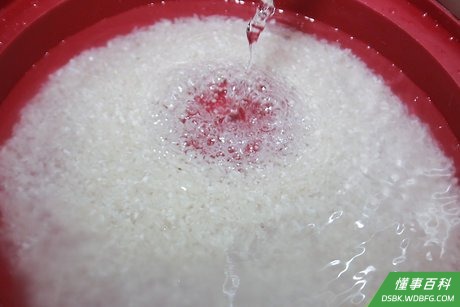 Step 1 用冷水洗米。