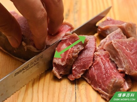 Step 3 把肉切成一口可食的大小。