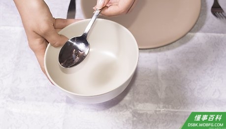 Step 1 摆好餐桌上汤。