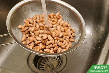Step 4 倒掉水并再次冲洗豆子。