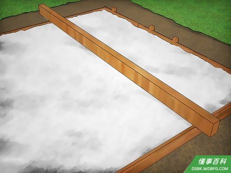 Step 3 将38x89mm的木条围住混凝土。