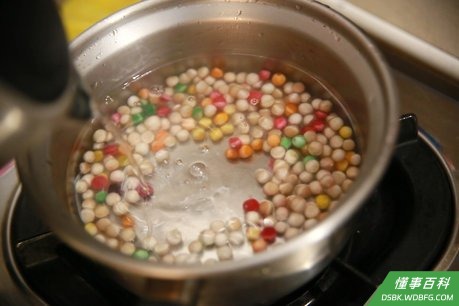 Step 3 按照包装上的说明煮西米。