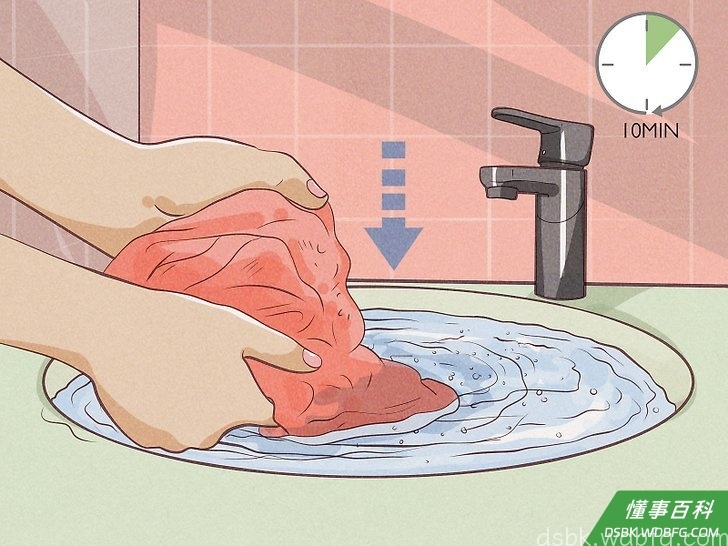 Step 3 把缩水的衣服在溶液中浸泡10-30分钟。