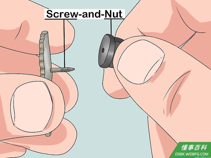 Step 3 如果你需要经常活动，就用螺丝螺帽样式的别针。