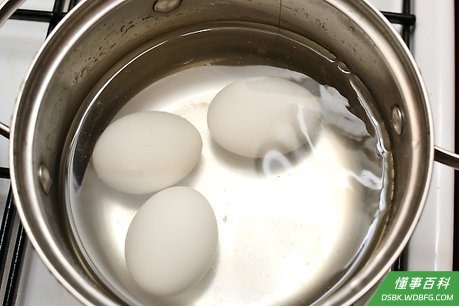 Step 3 把鸡蛋煮熟，如果你愿意，可以使用刚才煮鸡肉的水。