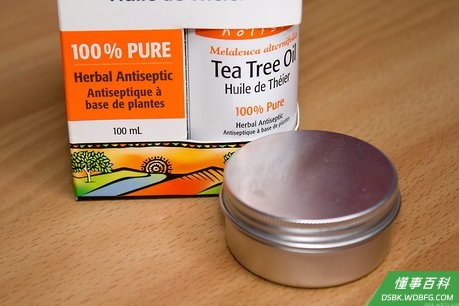Step 4 在家庭自制的磨砂剂里使用茶树精油。