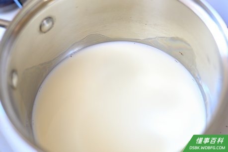 Step 1 把350毫升牛奶倒入奶锅,用中火烧热。