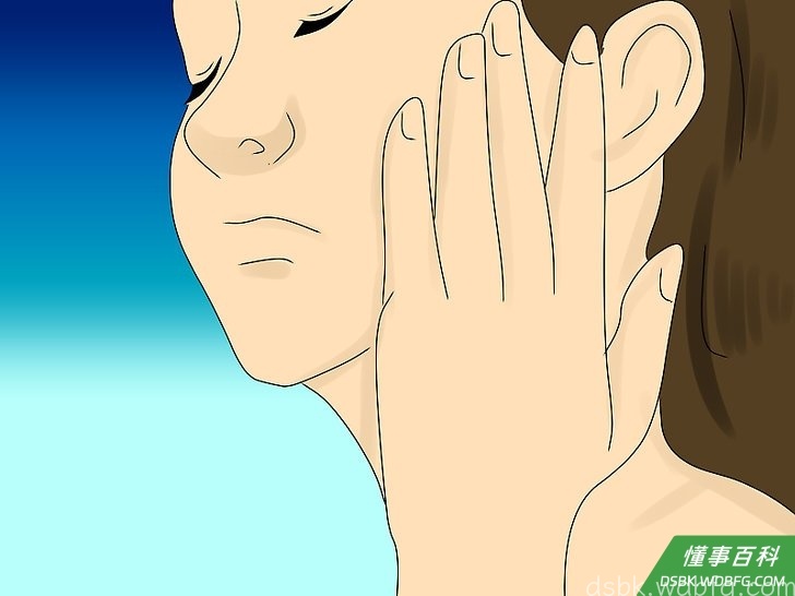 Step 2 挤痘前一晚在脸上擦些柔肤乳液。