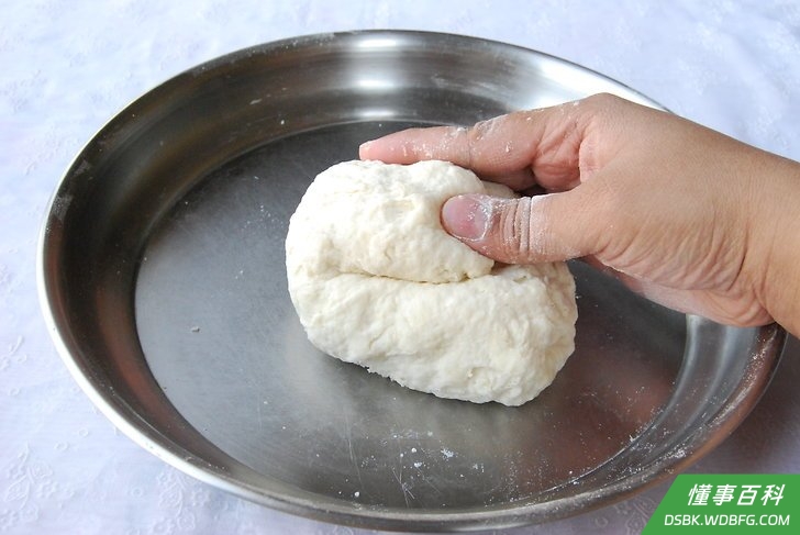 Step 4 反复搓揉面团。