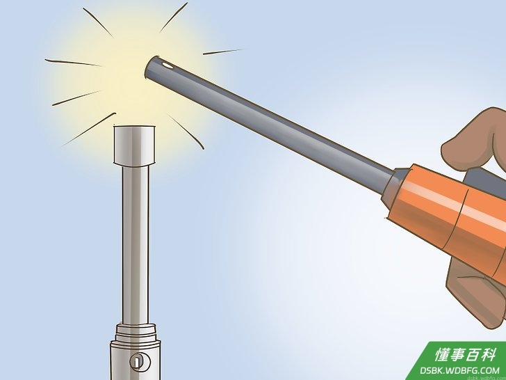 Step 7 在灯管上方拿起点火器，点燃煤气喷灯。