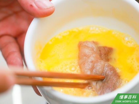 Step 2 在吃之前将肉和蔬菜在生鸡蛋中蘸一下。