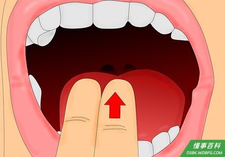 Step 2 将食指与中指伸入受害者嘴里。