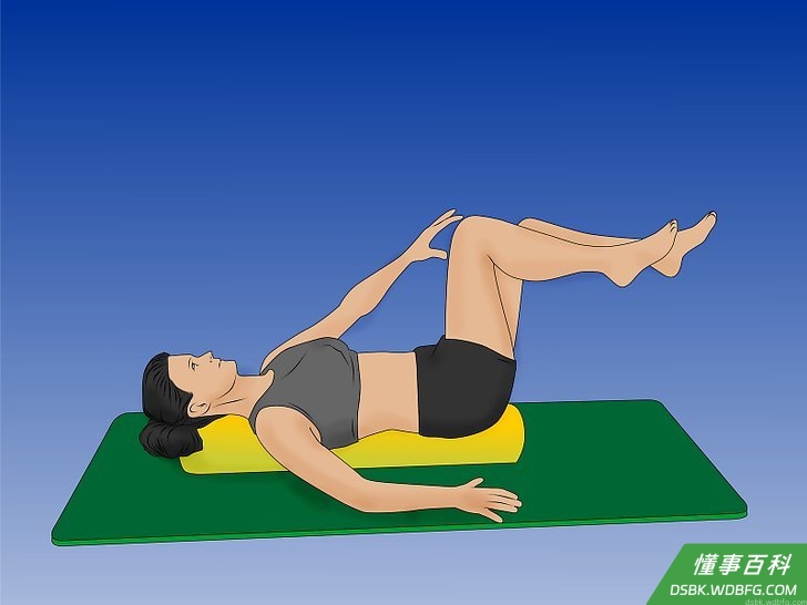 Step 4 在泡沫轴上做腹部练习。