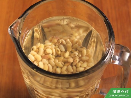 Step 4 将黄豆放进搅拌器。