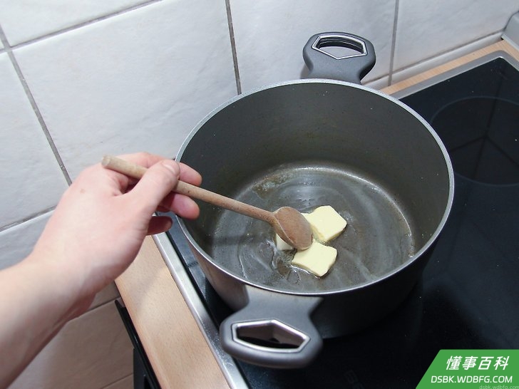 Step 4 在一个大炖锅里把¼杯黄油加热融化。