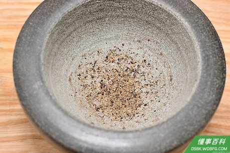 Step 1 使用研钵和研杵进行研磨。