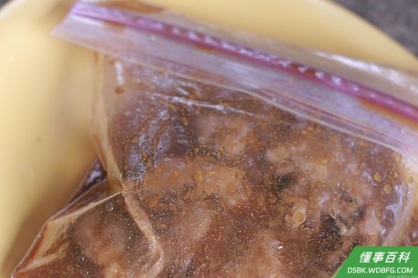 Step 2 将烤肉和1千克裙边牛排或侧腹牛排放入可密封的塑料袋中一起腌制。