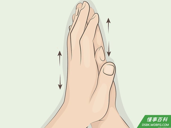Step 2 用热水冲洗或者来回摩擦双手给手指加热。
