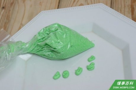 Step 2 把糖霜转移到挤花袋中。