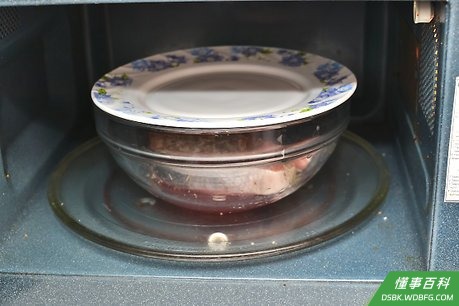 Step 3 盖上盖子，放入微波炉。