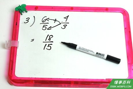 Step 3 将第二个分数的分母分别与第一个分数的分子、分母相乘。