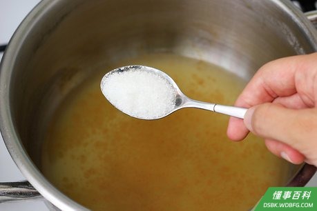 Step 8 用小火加热果汁,再加上柠檬和香料。