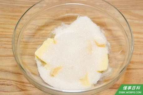 Step 2 准备黄油和糖。