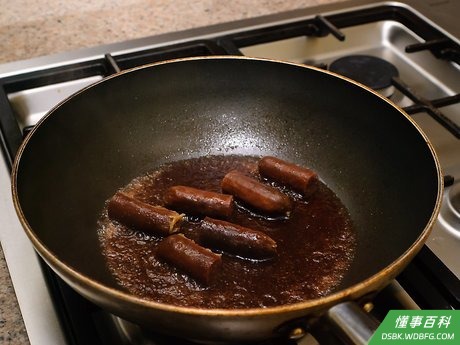 Step 5 向西班牙香肠中加入红酒风味。
