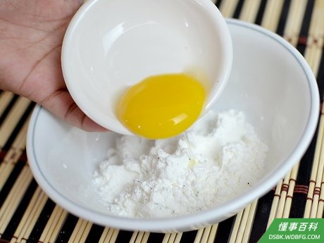 Step 2 将蛋黄和油倒入井里。