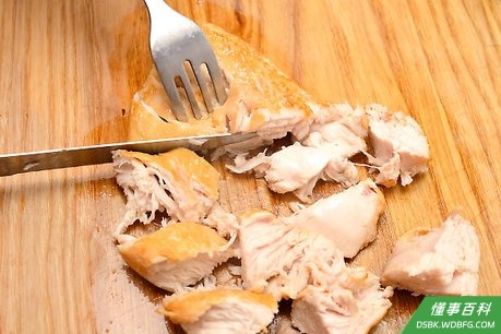 Step 4 把鸡肉取出切碎，大概为1厘米或0.5厘米粗。