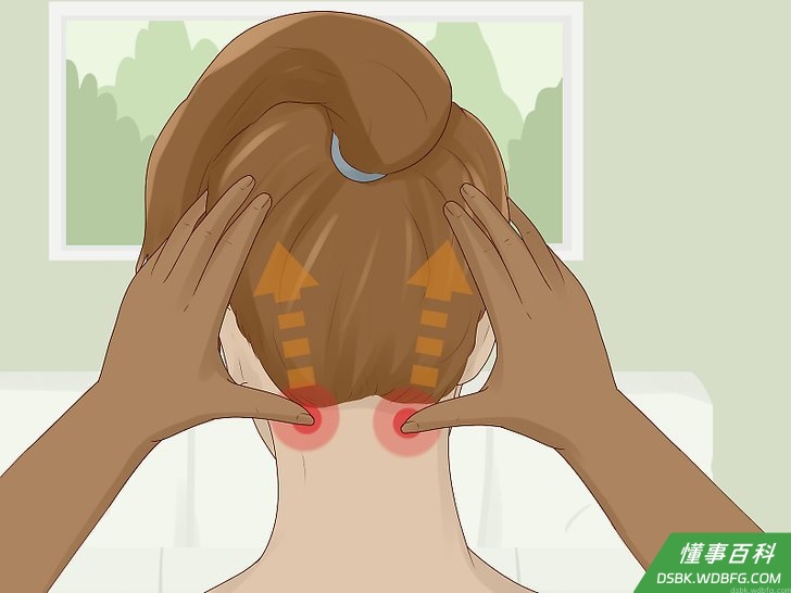 Step 3 搓揉妻子的背部，以减轻她的肌肉疼痛。