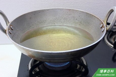 Step 5 在炒菜锅里热好油。