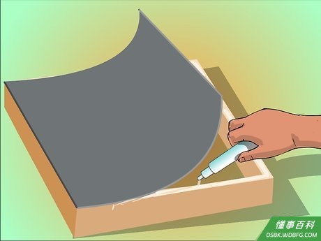Step 2 将底板纸粘贴在相框背后。