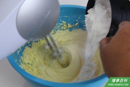 Step 2 加糖粉和牛奶。