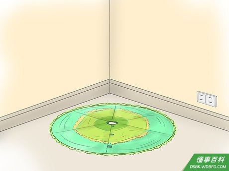 Step 2 在放置树的地板上铺好防护的东西。