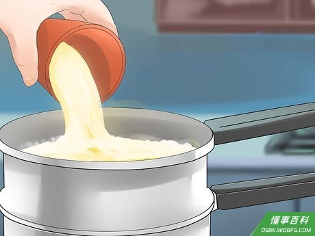 Step 7 把热油倒入碱水和水的混合物。