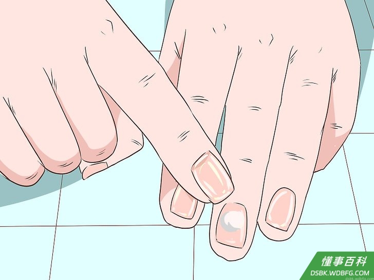 Step 3 将凡士林涂在指甲上。