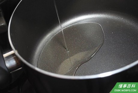 Step 2 在另外一口锅里用中火加热2汤匙橄榄油。
