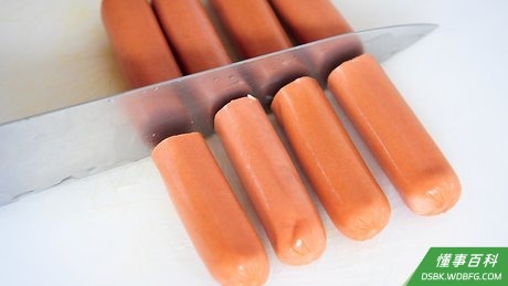 Step 3 用手或刀子把热狗肠一分为二
