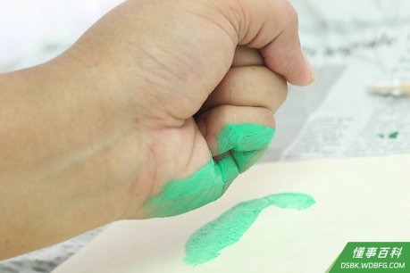 Step 4 将颜料印在涂漆面上。
