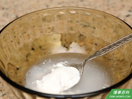 Step 3 向撇出来的油脂中,加入一汤匙面粉。