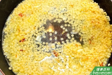Step 5 加入水和盐，慢慢搅拌均匀。