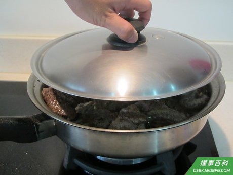 Step 5 把锅盖上，在烤箱里烤两个小时等肉变软。
