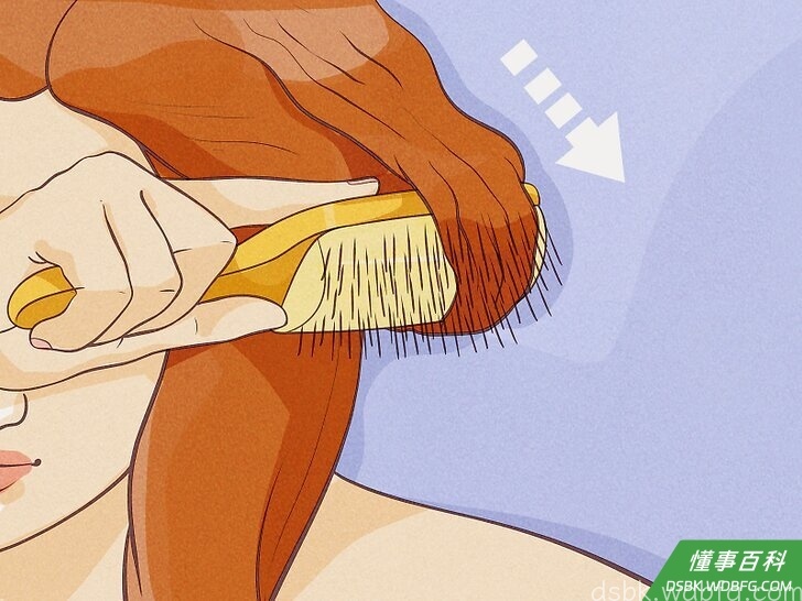Step 2 轻轻梳理卷发，让它们看起来更柔顺。