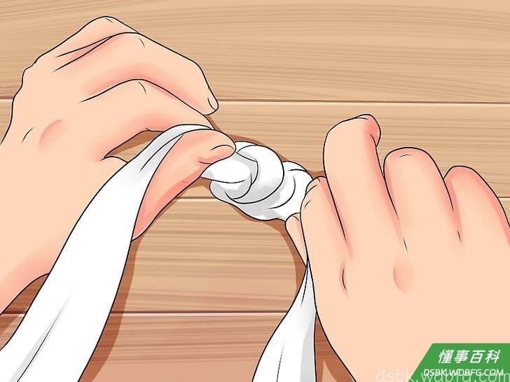 Step 1 把四五根布条一起系紧。