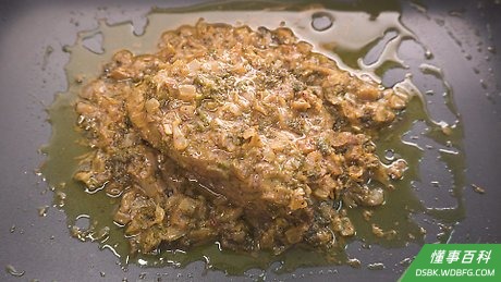Step 1 在肉完成烹饪之前，把它从烤箱里拿出来。