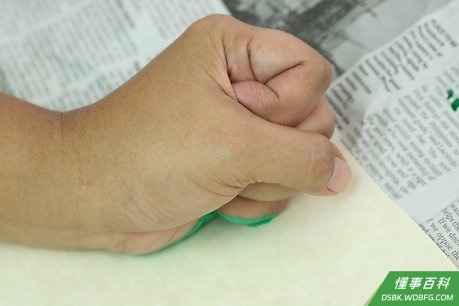 Step 4 将颜料印在涂漆面上。