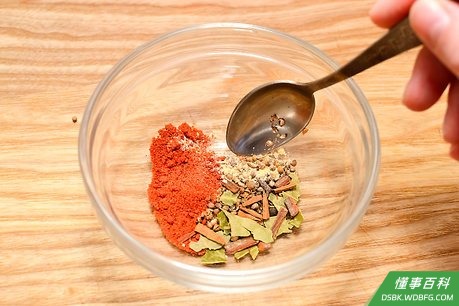 Step 3 把这些香料与其它调料混合。