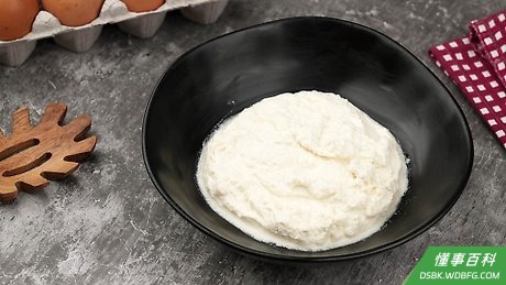 Step 6 把意大利干酪从布上弄出来，将其放入一个容器内，盖上，存放于冰箱内。
