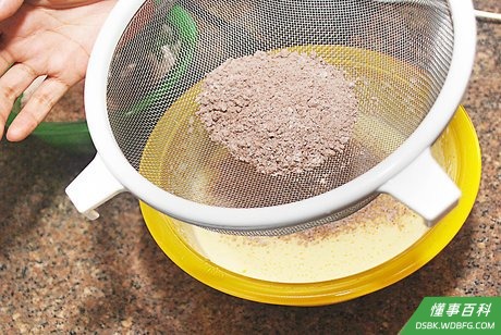 Step 7 用筛子将巧克力和面粉的混合物撒入鸡蛋混合物中，每次撒入少许。